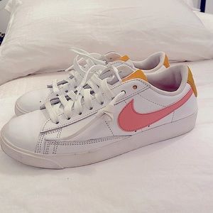 8.5 Nike- barely worn